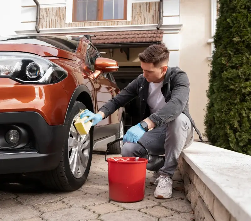 Lavage auto à domicile Rouhling : professionnel intervenant sur un véhicule